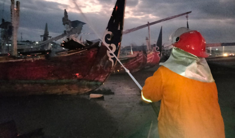 Tiga Perahu Nelayan di Banyuwangi Terbakar Disebabkan Putung Rokok