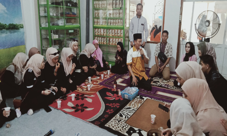 Rombongan Mahasiswa Malaysia Kunjungi Produsen Olahan Salak di Jombang