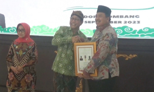 Mendes PDTT Berikan Penghargaan Pada Bupati dan Sejumlah Kades di Jombang
