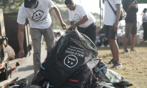 Relawan dan PT Sampoerna Jaga Kebersihan Lingkungan di Pantai Padang Galak Denpasar