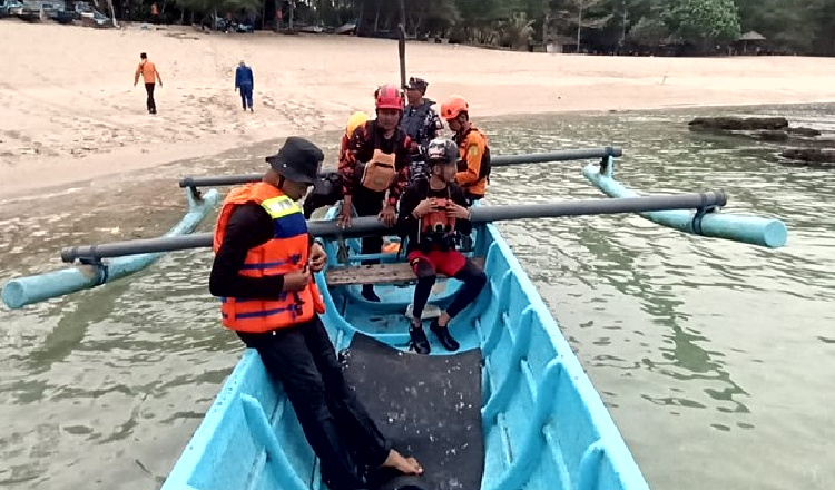 Tim SAR Hentikan Pencarian Delapan ABK KM Mandala yang Hilang di Pantai Gayasan Blitar