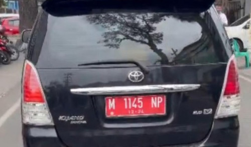 Viral! Mobil Dinas Sampang Diduga Kabur Setelah Serempet Pengendara Lain