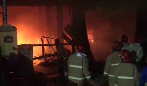 Toko Bangunan di Madiun Terbakar, Petugas Kesulitan Padamkan Kobaran Api