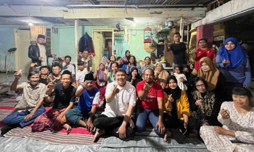 Politisi Muda Blusukan ke Warga Kedurus Surabaya, Dapat Curhatan Makam Rusak Ditabrak Truk
