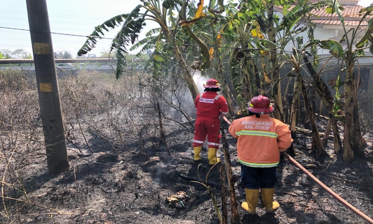 Diduga Akibat Bakar Sampah, Lahan Milik Warga di Cilacap Terbakar