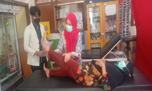 Fakultas Kedokteran Universitas Wijaya Kusuma Surabaya Beri Latihan Senam Osteoarthritis kepada Puluhan Lansia 