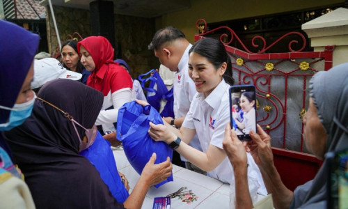 Waketum Perindo Angela Tanoesoedibjo Bagikan KTA Asuransi ke Warga Dukuh Pakis Surabaya
