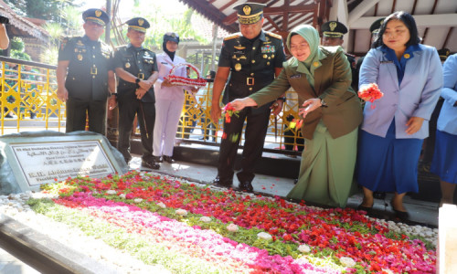 Pangdam V Brawijaya Ziarah ke Makam Presiden ke 4 KH Abdurrahman Wahid 