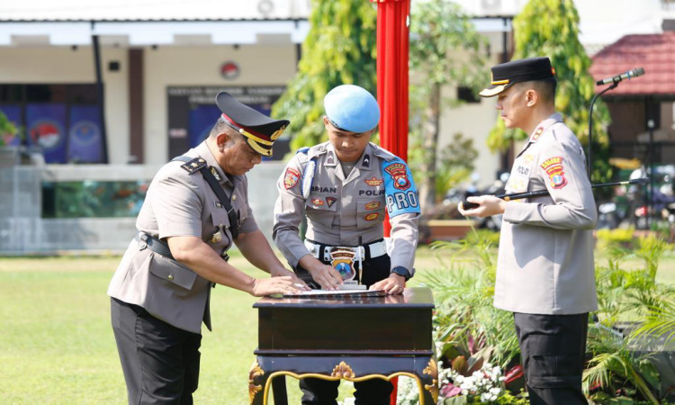 Kapolres Jombang Pimpin Upacara Serah Terima Jabatan Kabag, Kasat, Kapolsek dan Jajaran Lainnya