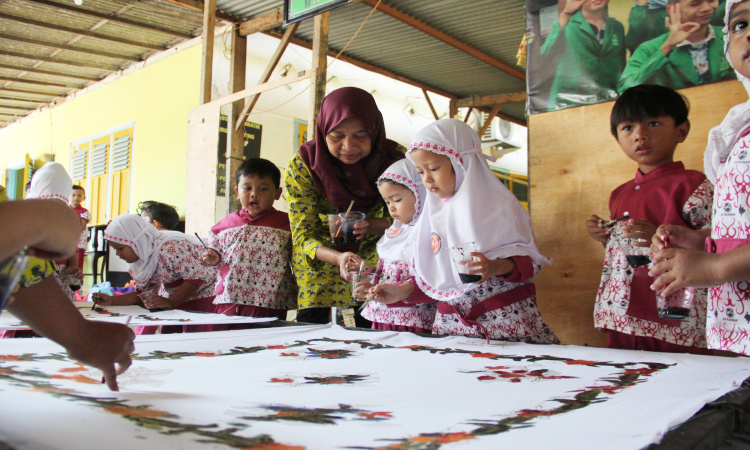 Edukasi Batik Sejak Dini, Murid PAUD di Jombang Diajarkan Membatik