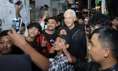 Ganjar Pranowo Makan Nasgor dan Selfie Bersama Warga Bandung