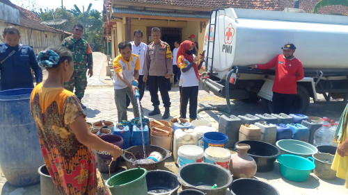 Kolaborasi PWI dan Koni Blora Berikan Bantuan Air Bersih ke Warga