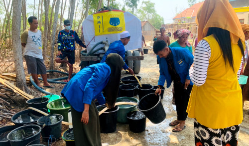 PMII Sampang Distribusikan Air Bersih, Bantu Warga Atasi Dampak Kemarau 