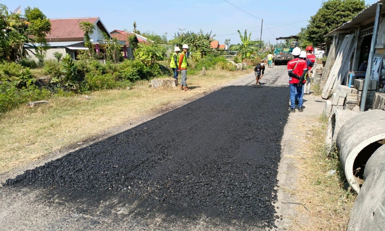 Permudah Akses Warga, Jalan Desa Pucangsimo Jombang Direhab