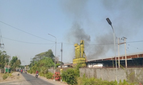 Gudang Pabrik  Pengolahan Kayu di Tunggorono Jombang Terbakar