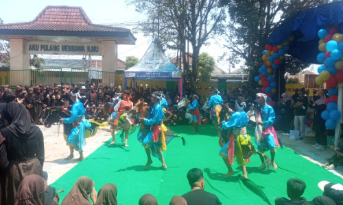 Semarak! Tari Kuda Lumping Meriahkan Perayaan Hari Jadi SMPN 8 Cilacap