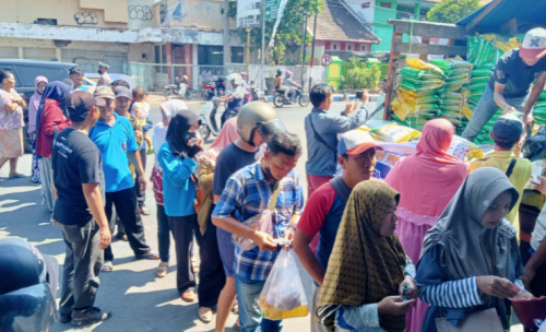 Fluktuasi Harga Pangan, Warga Kota Probolinggo Serbu Pasar Murah