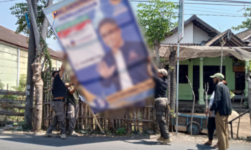 Satpol PP Kota Probolinggo Tertibkan Alat Peraga Kampanye dan Sosialisasi Langgar Aturan