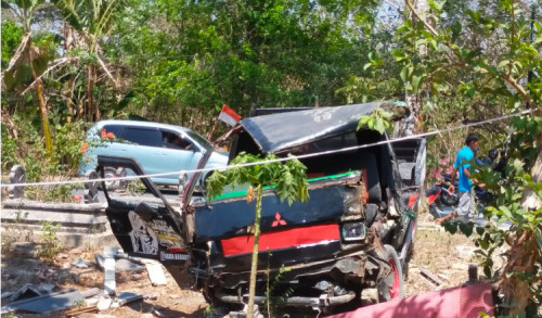 Niat Nginjak Rem Keliru Tekan Gas, Mobil Pikap di Sampang Tabrak Pemakaman Umum