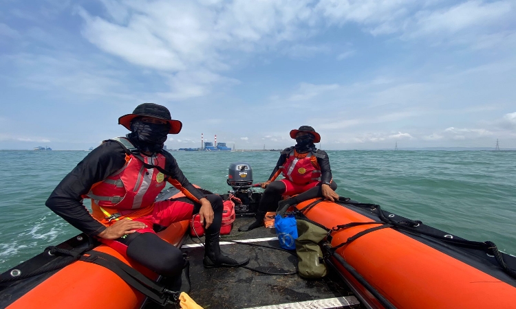 Kapal Compreng Terbalik di Pantai Wagir Indah Cilacap, 2 Meninggal Dunia  dan 1 Hilang