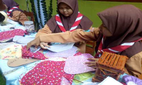 Kreativitas Santri di Desa Jatirejo Jombang, Produksi Menstrual Pad Ramah Lingkungan
