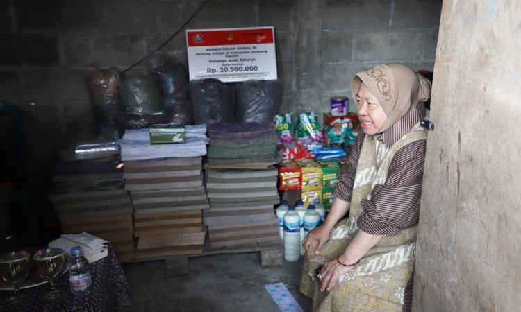 Kunjungan Kerja ke Jombang, Mensos Risma Berikan Bantuan untuk Anak Penderita Hernia