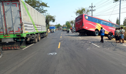 Menyeberang, Pemotor Tewas Ditabrak Bus Jaya Utama di Tuban 