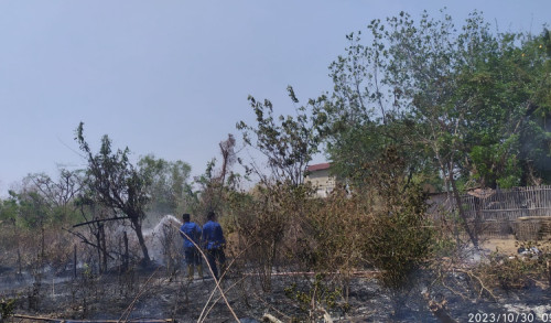 Akibat Menyulut Sampah Sembarangan, Lahan Warga di Sampang Terbakar