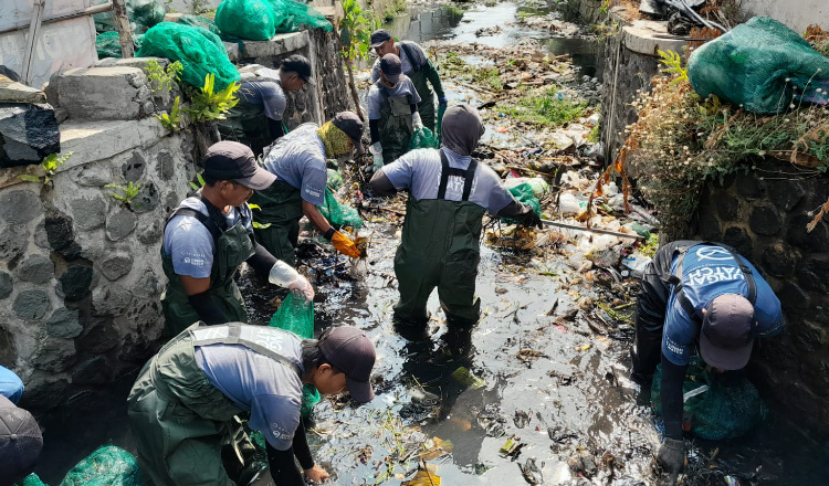 Sungai Watch Berhasil Kurangi 1 Ton Sampah di Sungai Karangrejo Banyuwangi