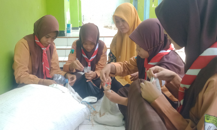 Kreatif! Siswa SMP di Jombang Bikin Bantal Sekam untuk Pembuatan Kompos