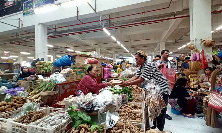 Relawan Ganjar Pranowo Bagikan Makan Siang ke Warga di Pasar Besar Ngawi