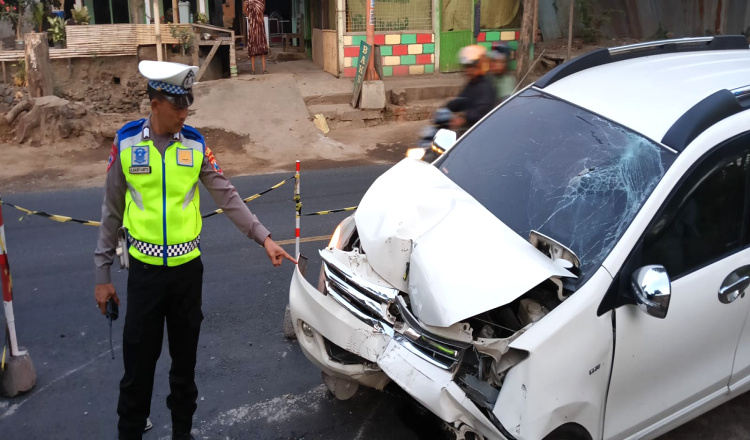 Mobil Keluarga Alami Kecelakaan Parah di Banyuwangi, Empat Orang Patah Tulang