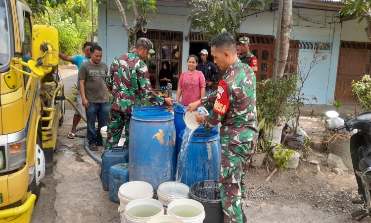 TNI Bantu Salurkan 15.000 Liter Air Bersih untuk Warga di Karangpucung Cilacap