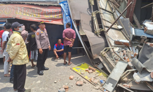 Toko Indomaret di Malang Ambruk, Dua Orang Terluka Akibat Tertimpa Puing Bangunan
