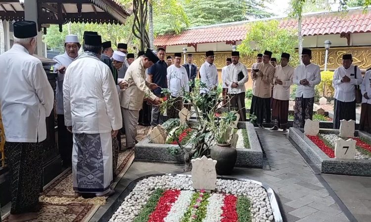 Prabowo Subianto Berkunjung ke Ponpes Tebuireng, Ziarahi Makam KH Hasyim Asy'ari dan Gus Dur