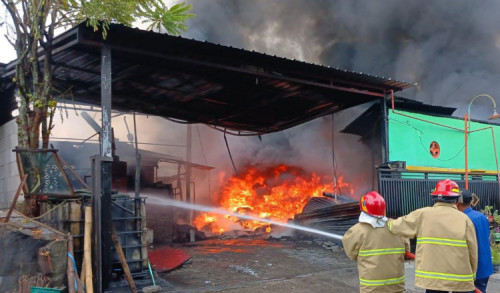 Gudang Pengolahan Ban Bekas di Madiun Terbakar, Diduga Akibat Korsleting Listrik