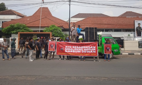 Puluhan Warga Geruduk Kejari dan DPRD Blora, Tuntut Kembalikan Duit Honor yang Dinilai Ugal-ugalan