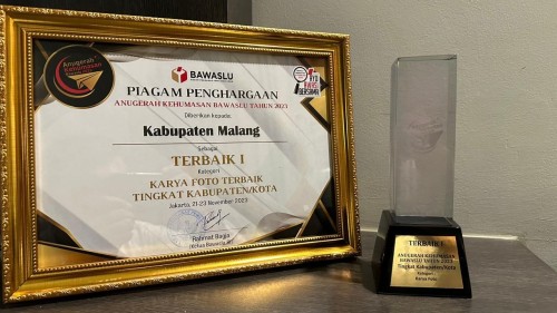 Bawaslu Kabupaten Malang Raih Penghargaan Karya Foto Terbaik dalam Pengawasan Pemilu.
