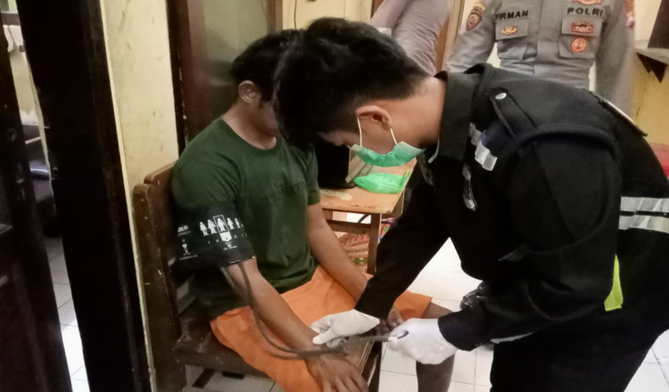 Seminggu Dua Kali, Dokkes Polres Situbondo Lakukan Pemeriksaan Kesehatan Bagi Tahanan