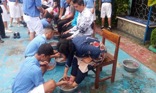 Momen Basuh Kaki Guru Warnai Peringatan HGN di SMP Pius Cilacap