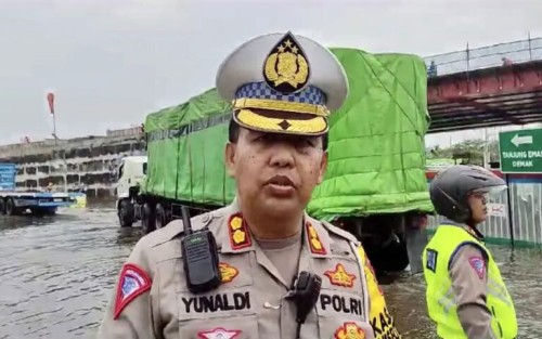 Tergenang Banjir, Arus Lalu Lintas di Kaligawe Semarang Dialihkan