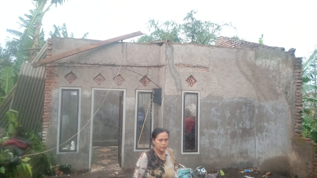 Angin Langkisau Terjang Tiga Kecamatan di Kabupaten Malang, Puluhan Rumah dan Sejumlah Fasum Rusak