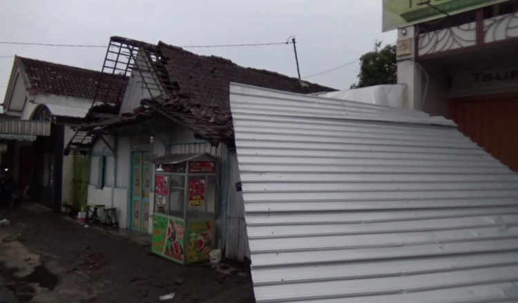 Rumah dan Bangunan Sekolah Rusak Akibat Terjangan Angin Puting Beliung di Madiun