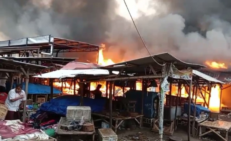 Pasar Leces Probolinggo Terbakar, Asap Hitam Pekat Membubung Tinggi 