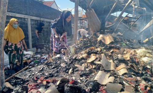 Pascakebakaran, Pedagang Pasar Leces Probolinggo Kumpulkan Sisa Barang Dagangan