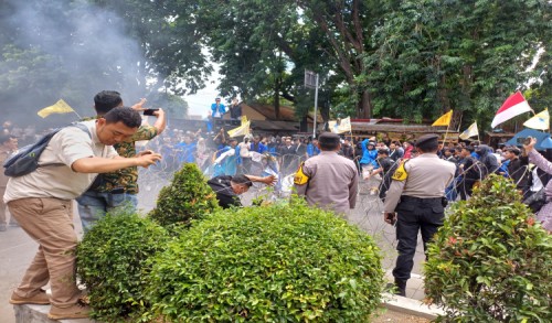 Ratusan Mahasiswa Melakukan Unjuk Rasa di DPRD Situbondo, Lantaran Kecewa  Dua Kali Tidak Ditemui