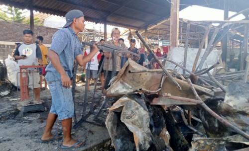 Jadi Sasaran Penjarahan, Pedagang Pasar Leces Probolinggo Jual Kiloan Besi Bekas Kebakaran