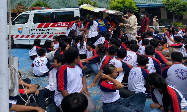 Simulasi Gempa Bumi dan Tsunami di SMP Pius Cilacap, Kurangi Risiko Bencana