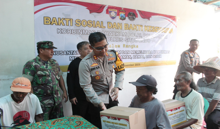 Dinginkan Suasana Jelang Pemilu, Polri Bagikan Ratusan Paket Sembako di Situbondo