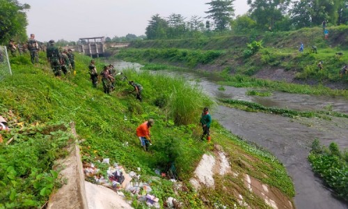 Jadi Langganan Banjir, Kodim 0814 Jombang  Bersihkan Sungai Avur Watudakon